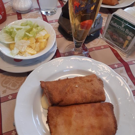 Bild enthält, Alcohol, Beer, Beverage, Glass, Plate, Food, Food Presentation, Bread, Meal, Person