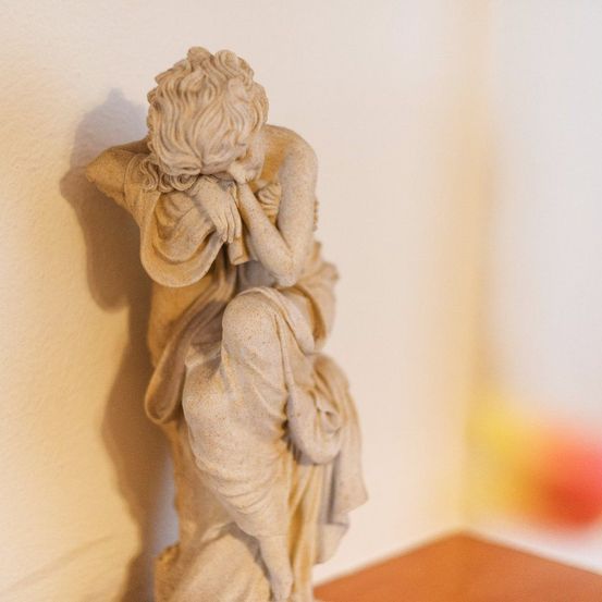 Bild enthält, Wood, Person, Art, Figurine, Head