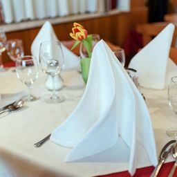 Bild enthält, Cutlery, Napkin, Furniture, Table, Glass, Dining Table, Tabletop, Spoon, Tablecloth, Linen