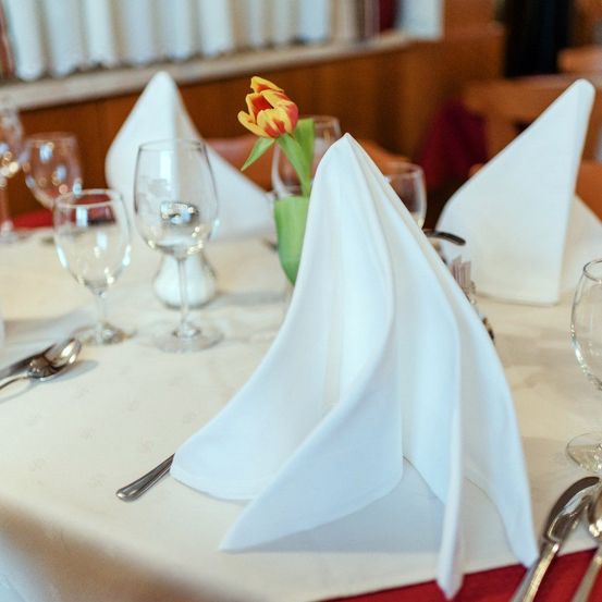 Bild enthält, Cutlery, Napkin, Furniture, Table, Glass, Dining Table, Tabletop, Spoon, Tablecloth, Linen