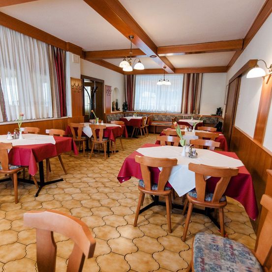 Bild enthält, Dining Room, Dining Table, Furniture, Indoors, Table, Restaurant, Chair, Floor, Hall, Flooring