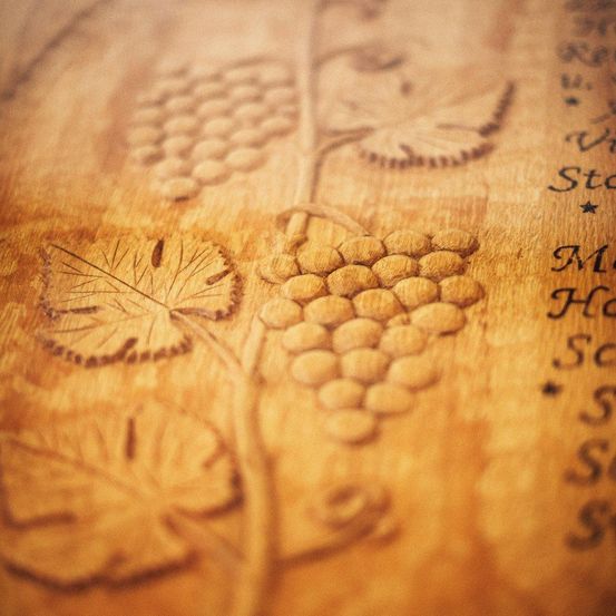 Bild enthält, Wood, Person, Hardwood, Stained Wood, Food, Produce