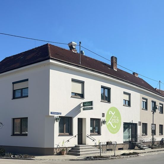 Bild enthält, Neighborhood, City, Street, Urban, Suburb, Building, Housing, House, Clock Tower, Tower