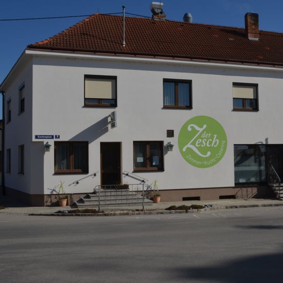 Bild enthält, Architecture, Building, Housing, City, Road, House, Roof, Neighborhood, Plant, Tarmac