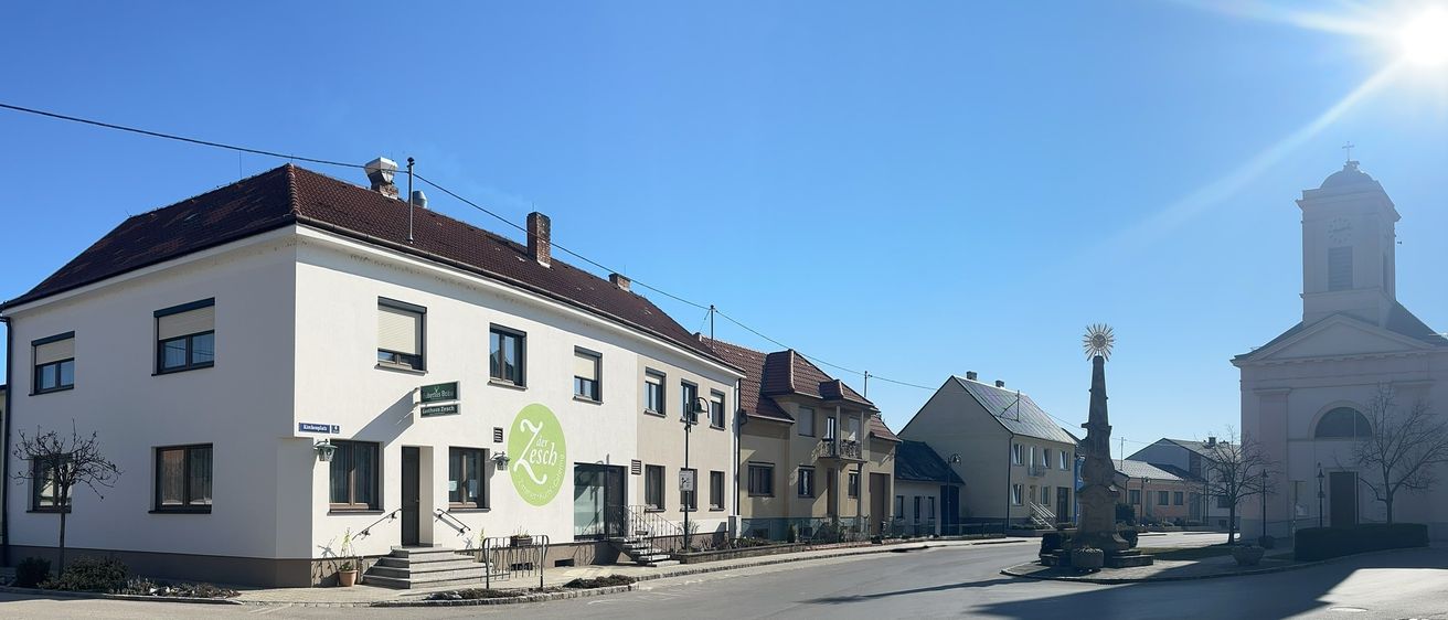 Bild enthält, Neighborhood, City, Street, Urban, Suburb, Building, Housing, House, Clock Tower, Tower