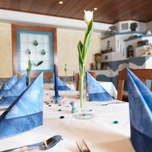 Bild enthält, Dining Room, Dining Table, Furniture, Indoors, Table, Tablecloth, Napkin, Person, Cutlery, Fork