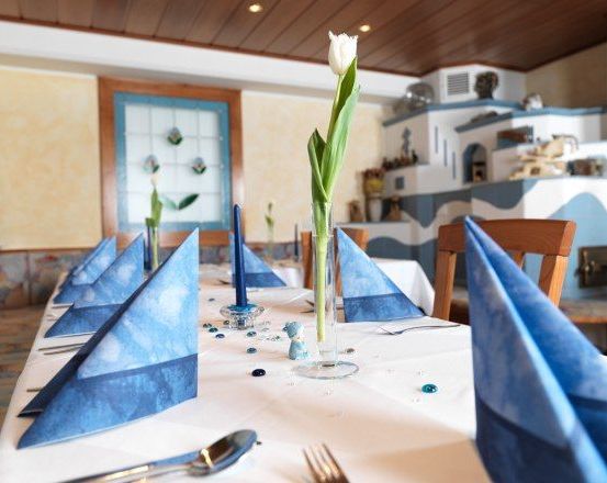 Bild enthält, Dining Room, Dining Table, Furniture, Indoors, Table, Tablecloth, Napkin, Person, Cutlery, Fork