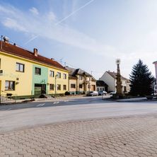 Bild enthält, Architecture, Building, Suburb, Car, Transportation, Vehicle, Machine, Wheel, City, Housing