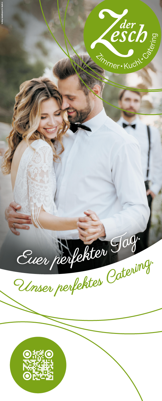 Eine lächelnde Braut und ein Bräutigam umarmen sich während einer Hochzeit. Ein weiterer Bräutigam steht hinter ihnen, beide in formeller Kleidung. Das Bild zeigt 'Euer perfekter Tag' und 'Unser perfektes Catering'.