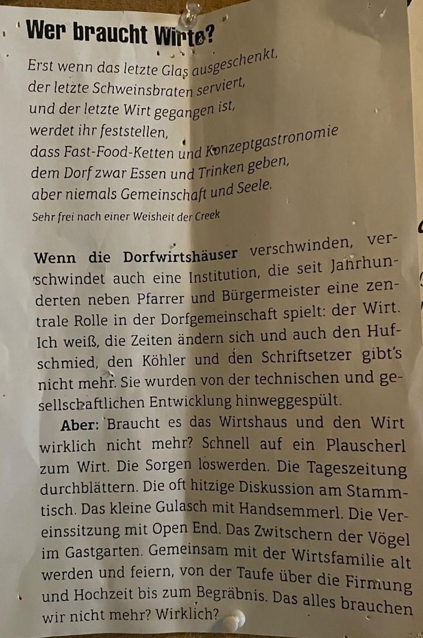 Ein Text diskutiert die sich wandelnde Rolle von Gasthäusern in Dorfgemeinschaften und stellt fest, dass Fast-Food-Ketten und Konzeptrestaurants zwar Essen und Trinken bieten, aber keine Gemeinschaft und Seele. Der Text erwähnt auch die sich ändernden Zeiten und die Auswirkungen der technischen und geschäftlichen Entwicklungen.