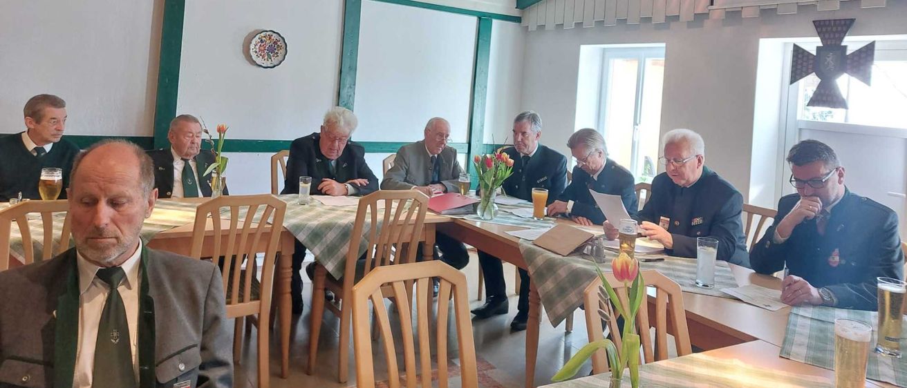 Bild enthält, Dining Room, Dining Table, Indoors, Restaurant, Adult, Male, Man, Person, People, Tie