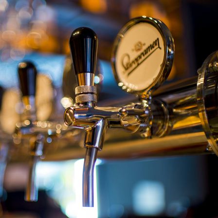 Bild enthält, Pub, Tap, Glass, Beverage, Smoke Pipe, Alcohol, Building, Factory, Sink, Sink Faucet