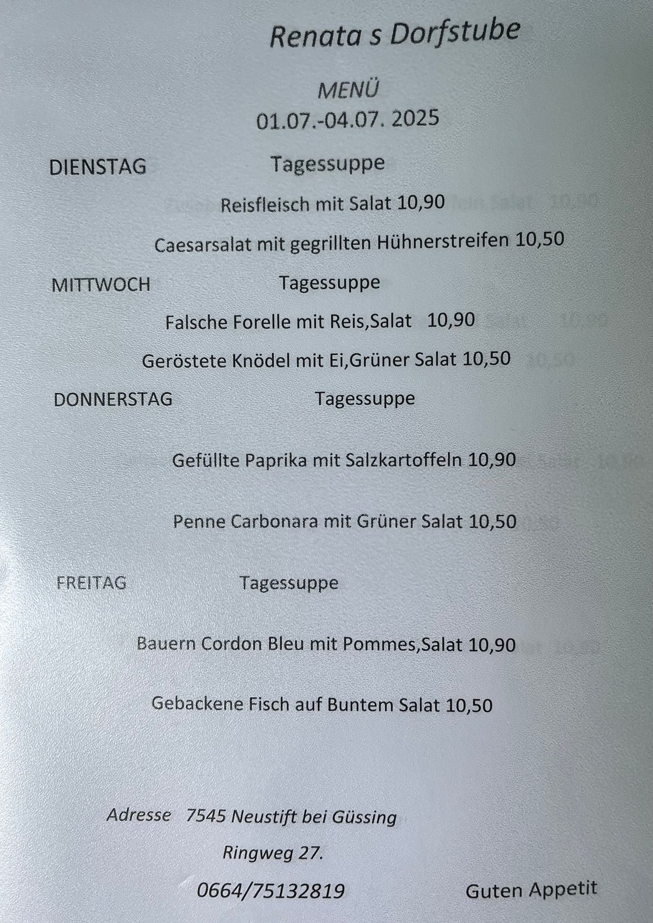 Das Menü beinhaltet ein Reisgericht mit Salat, Caesarsalat mit gegrillten Hühnerstreifen, falsche Forelle mit Reis und gerösteten Knödeln mit grünem Salat. Der Preis beträgt 10,90 und 10,50 jeweils. Ein weiteres Gericht ist gefüllte Paprika mit Salzkartoffeln und Penne Carbonara mit grünem Salat. Ein weiteres Gericht ist gebackener Fisch auf Salat.