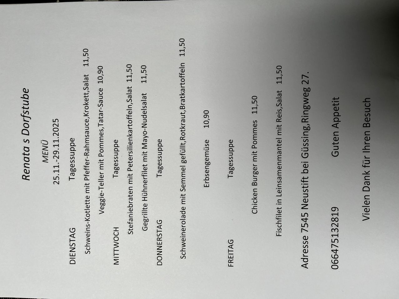 Eine Tabelle zeigt ein Wochenmenü mit Gerichten wie Schweinekotelett mit Kartoffelsalat, Gemüse-T-Bone-Steak mit Kartoffelsalat und Chicken Burger mit Reis und Salat. Jeder Gericht kostet 11,50 Euro.