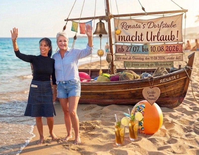 Zwei Frauen am Strand winken in die Kamera. Dahinter steht ein dekoriertes Boot mit Renata's Dorfstub. Ein Banner bewirbt eine Urlaubsperiode. Zwei Getränke und eine Kürbis sind im Vordergrund.