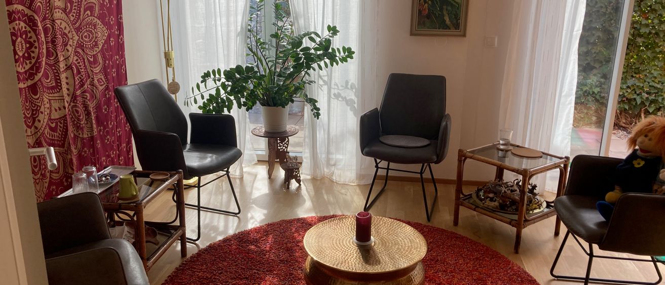 Bild enthält, Home Decor, Rug, Furniture, Living Room, Table, Coffee Table, Chair, Plant, Candle, Cup