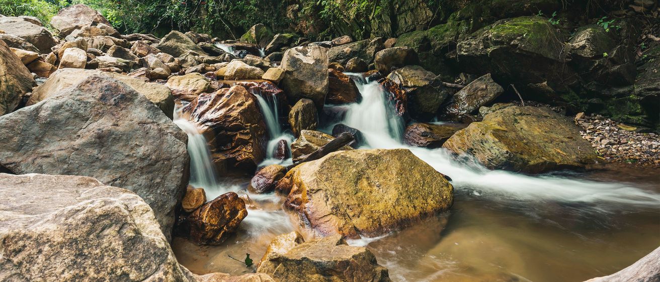 Bild enthält, Nature, Outdoors, Water, Stream, Creek, Rock, Waterfall