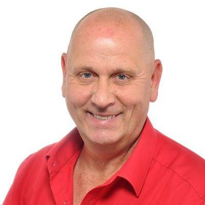 Bild enthält, Face, Head, Person, Photography, Portrait, Smile, Adult, Male, Man, Shirt