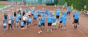 Bild enthält, People, Person, Sport, Tennis, Tennis Racket, Clothing, Shorts, Footwear, Shoe, Volleyball Game