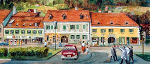 Eine Aquarellmalerei zeigt ein europäisches Dorf mit Gebäuden, Bäumen und Hügeln. Mehrere Menschen gehen auf der Straße vor den Gebäuden entlang. Ein rotes Auto ist auf der Straße geparkt.