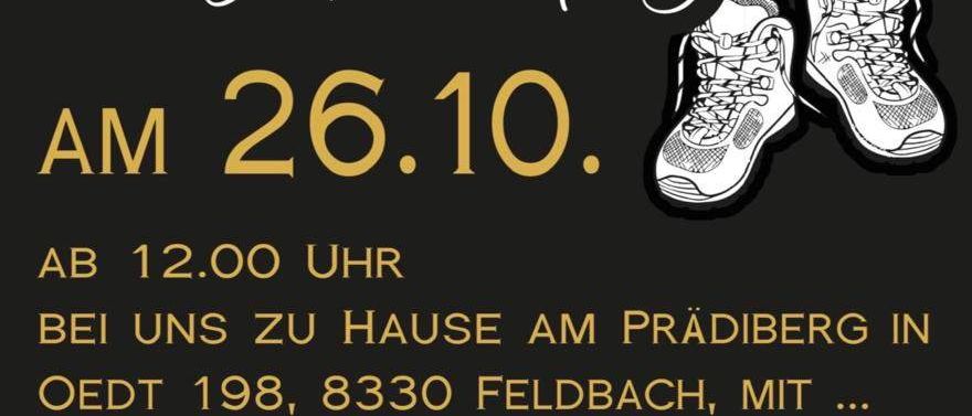 Werbeposter für ein Treffen in einem Haus in Feldbach, mit zwei Personen, die Flaschen halten. Das Datum ist der 26. Oktober, Beginn um 12:00 Uhr. Schuhe sind auf dem Poster abgebildet.