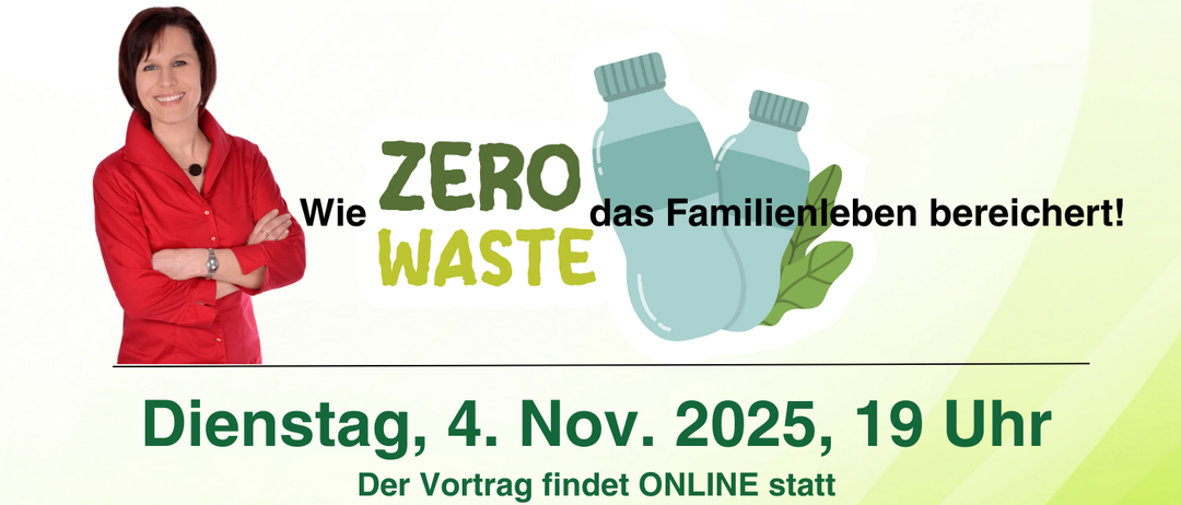 Plakat für einen Vortrag von Evelyn Rath mit dem Titel 'Plastikfrei, einfach & günstig'. Es zeigt ein Bild von Evelyn und zwei Flaschen mit Blättern. Der Vortrag ist für den 4. November 2025 um 19 Uhr geplant und findet online statt. Evelyn begann 2015 mit ihrer Familie ein 'Zero Waste'-Abenteuer und teilt ihre Reise.