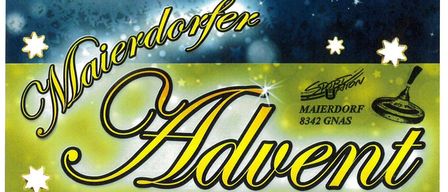 Ein Plakat bewirbt einen Weihnachtsmarkt in Maierdorf mit zwei Figuren, festlicher Dekoration und Erwähnungen von handgefertigten Artikeln, Weihnachtsbaumverkauf und Adventsmusik.