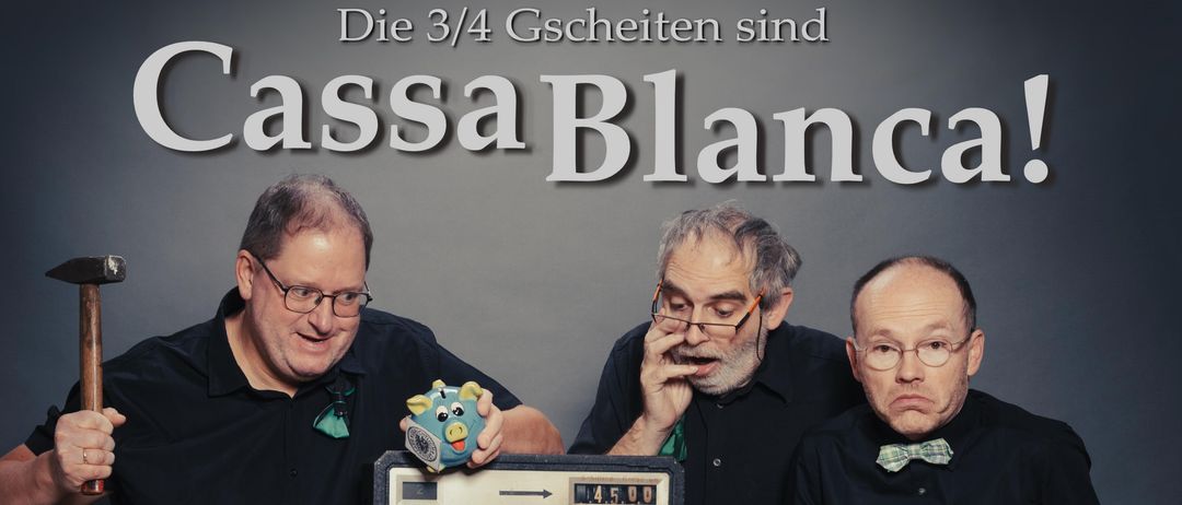 Drei Männer stehen um einen Tisch mit einer Kasse, einem Hammer und verschiedenen Gegenständen. Die Daten 14., 15. und 16. Februar 2026 sind angezeigt, zusammen mit dem Eintrittspreis.