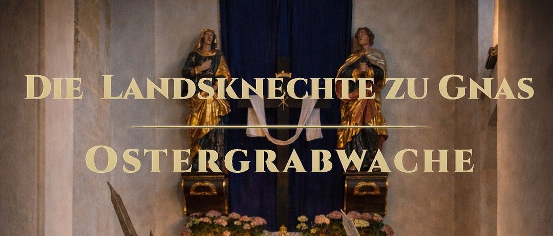 Zwei Männer in weißen Umhängen mit roten Kreuzen stehen vor einem Kirchenaltar am Karfreitag. Die Veranstaltung ist für den 4. April 2026 von 09:00 Uhr bis 12:00 Uhr in der Pfarrkirche Gnas geplant.