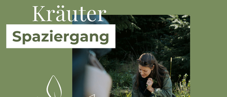 Poster für einen Spaziergang in der Natur am 27.03.2026. Eine Frau kniet und pflückt etwas vom Boden. Die Veranstaltung läuft von 15:30 bis 17:00 Uhr.