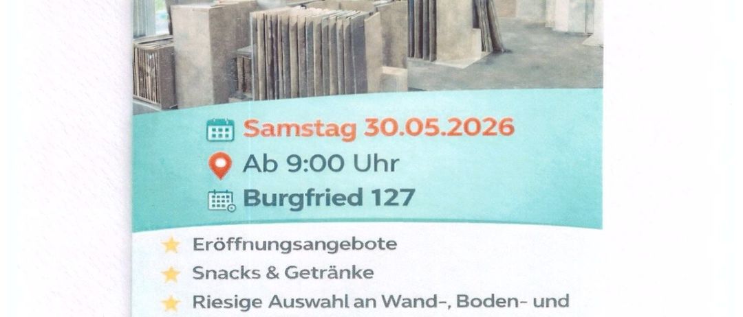 Plakat zur Ankündigung einer Neueröffnung mit einem Foto eines Innenraums. Datum: Samstag, 30.05.2026. Zeit: Ab 9:00 Uhr. Adresse: Burgfried 127. Angebote beinhalten Eröffnungsgeschenke, Snacks, Getränke und eine Auswahl an Wand-, Boden- und Outdoorfliesen.