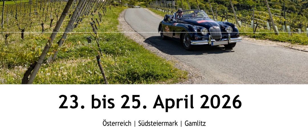 Ein Oldtimer fährt auf einer von Weinbergen umgebenen Straße. Das Datum der Veranstaltung ist 23. bis 25. April 2026.