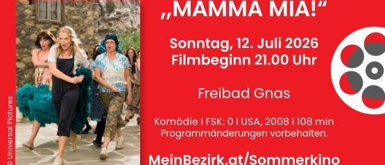 Ein roter Plakat bewirbt einen kostenlosen Eintritt zu einem Filmevent. Es zeigt eine Gruppe von Menschen, die auf einer Straße gehen. Der Film trägt den Titel "Mamma Mia!". Er wird am 12. Juli 2026 um 21 Uhr gezeigt.