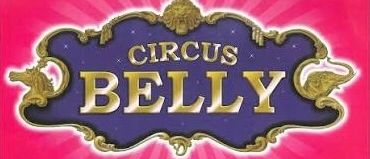 Werbeplakat für Circus Belly mit einem Clown, einem Mann in Anzug beim Trompetenspiel und Pferden. Der Text lautet: 'Österreichs beliebtester und traditionsreichster Zirkus seit 1927.'
