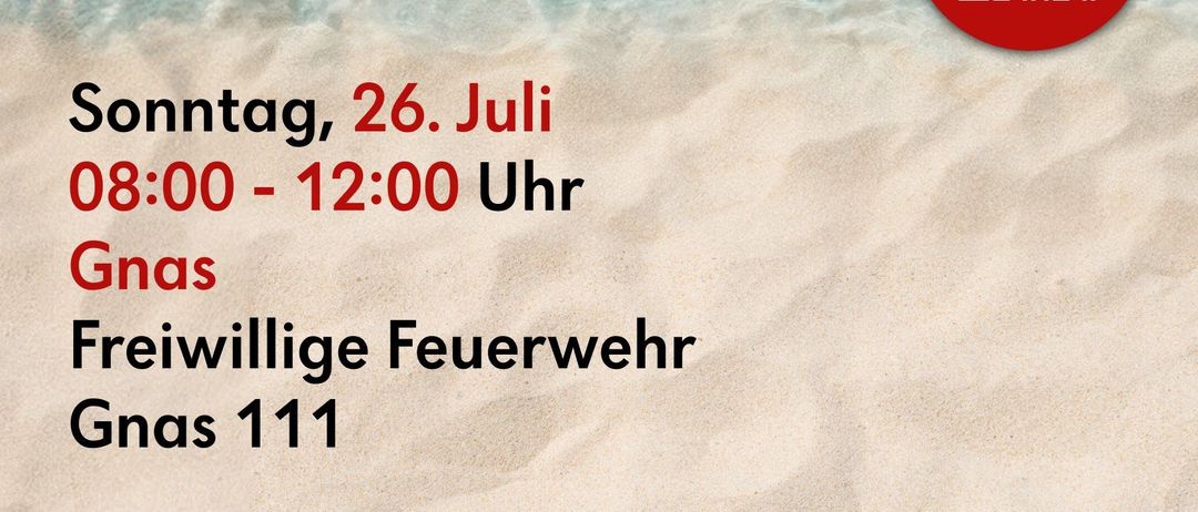 Ein Mann liegt auf einem roten aufblasbaren Bett in einem Pool, rechts ist ein QR-Code. Der Text lautet 'Sommer. Spende Blut.' und 'Sonntag, 26. Juli, 08:00-12:00, Gnas, Freiwillige Feuerwehr Gnas 111.'