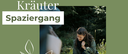 Plakat für einen Kräuterspaziergang am 1. Juli 2026. Es zeigt eine Frau, die in einem Garten kniet, umgeben von Grün, in einer grünen Jacke und mit einer Brille. Das Plakat hat einen grünen Hintergrund mit den Texten 'Kräuterspaziergang' und 'Heimische Kräuter kennenlernen'.