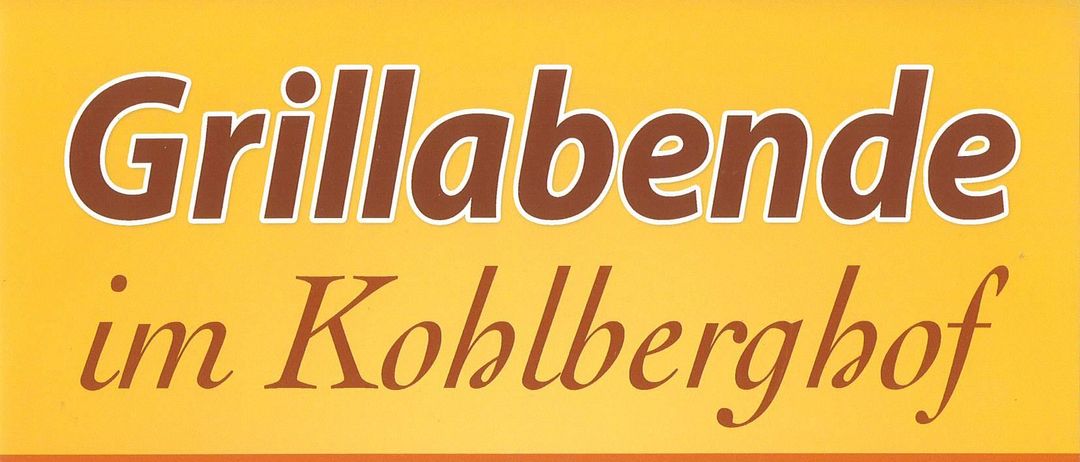 Ein Plakat für ein Grillevent im Kohlberghof an bestimmten Freitagen im Juli und August, mit gegrilltem Fleisch und einem Salatbuffet.