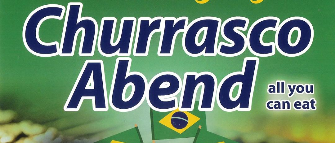 Plakat für Churrasco Abend Veranstaltung. Zeigt gegrilltes Fleisch, brasilianische Flaggen und Details zur Veranstaltung einschließlich Preis und Daten.