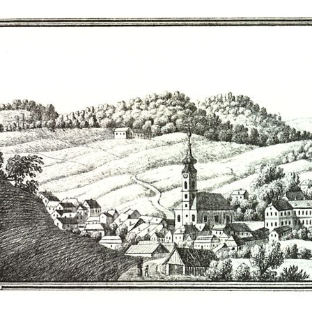 Eine alte Zeichnung zeigt ein Dorf mit einer Kirche, umgeben von Hügeln und Bäumen, mit Menschen, die im Vordergrund spazieren.