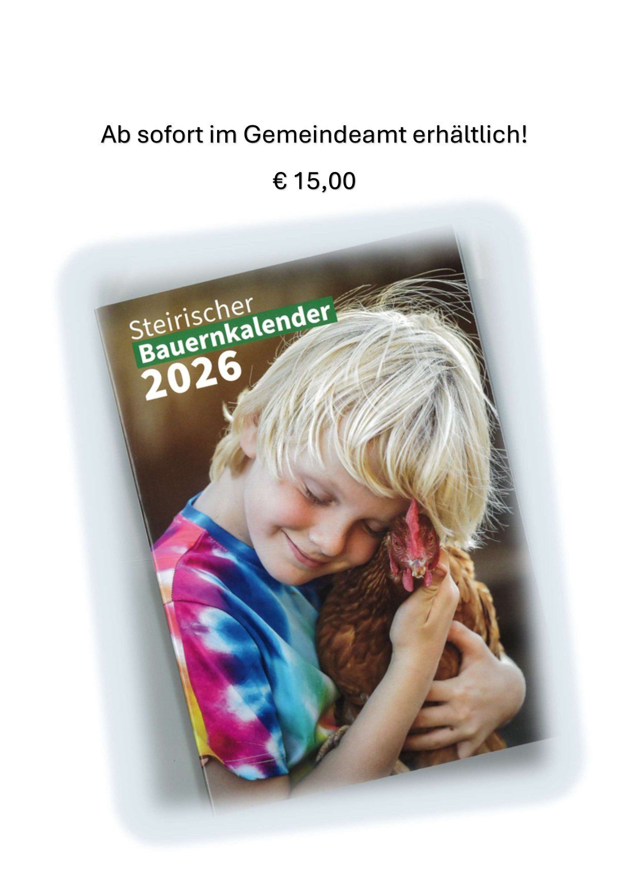 Ein Kind mit blonden Haaren lächelt und hält ein Huhn, neben einem Plakat mit der Aufschrift 'Steirischer Bauernkalender 2026'. Der Preis ist als '15,00' angegeben.