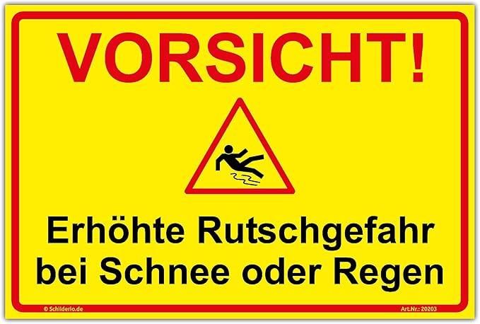 Gelbes Warnschild mit einem roten Dreieck. Es steht 'Vorsicht!' mit einer Illustration einer Person, die bei Schnee oder Regen ausrutscht. Der Text 'Erhohte Rutschgefahr bei Schnee oder Regen' ist darunter.
