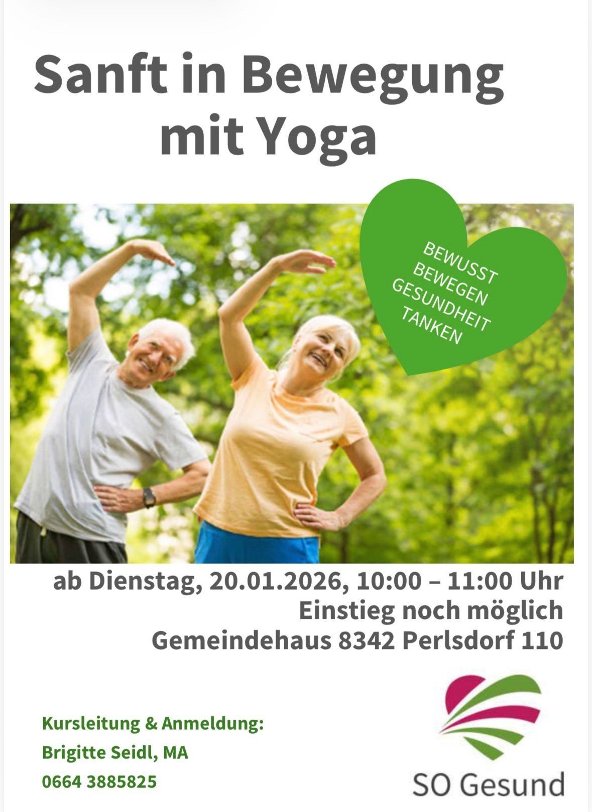 Zwei ältere Erwachsene praktizieren Yoga in einem Park, lächeln und dehnen sich. Grünes Herz mit Text darüber. Datum, Uhrzeit und Ortsinformationen unten.