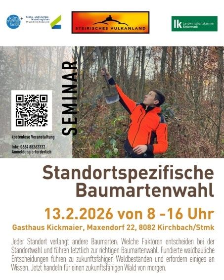 Plakat für eine kostenlose Veranstaltung über standortspezifische Baumartenwahl am 13.2.2026 von 8-16 Uhr. Es zeigt einen Mann in einer orangefarbenen Jacke, der einen Baum im Wald untersucht.