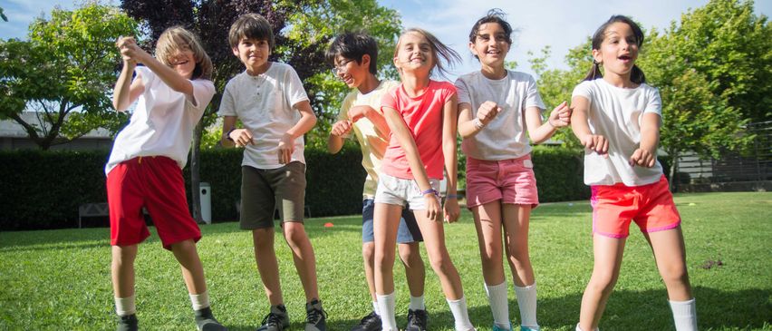 Bild enthält, People, Person, Grass, Shorts, Shoe, Female, Girl, Teen, Boy, Child