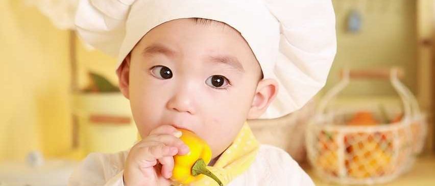 Bild enthält, Baby, Person, Biting, Face, Head, Clothing, Hat