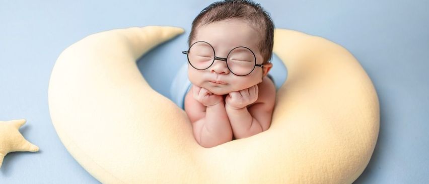 Bild enthält, Photography, Face, Head, Person, Portrait, Baby, Glasses, Symbol