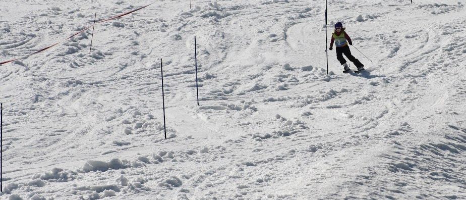 Bild enthält, Nature, Outdoors, Person, Helmet, Snow, Piste, Sport, Skiing, Shoe, Hat