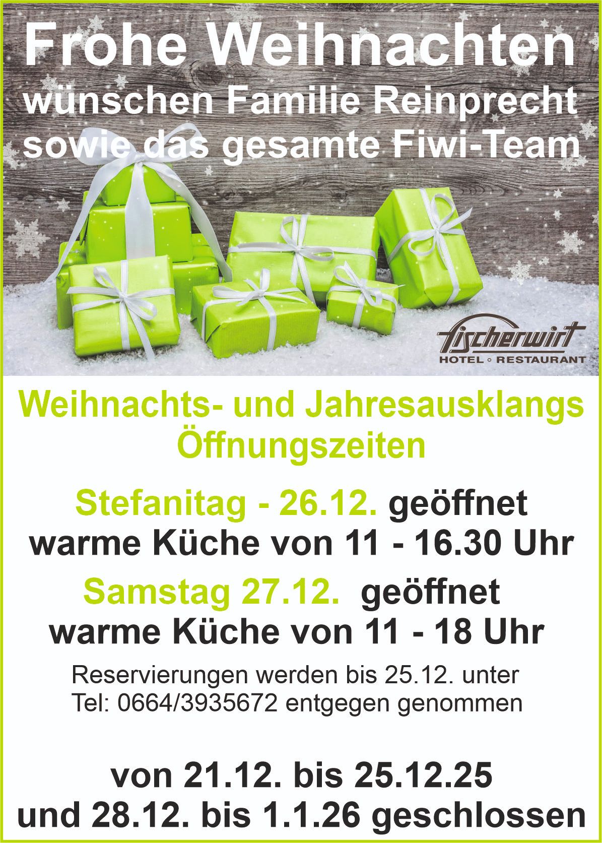 Eine Werbung für die Öffnungszeiten des Fischerwirt Hotels und Restaurants zu Weihnachten und Silvester. Es zeigt verpackte Geschenke vor einem verschneiten Hintergrund. Der Text gibt an, dass die warme Küche am 26. und 27. Dezember von 11 Uhr bis 16:30 Uhr bzw. 18 Uhr geöffnet sein wird. Reservierungen können bis zum 25. Dezember vorgenommen werden.