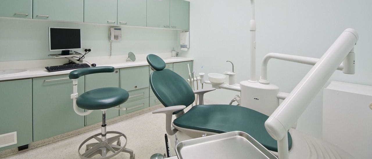 Bild enthält, Clinic, Hospital, Operating Theatre, Chair, Monitor