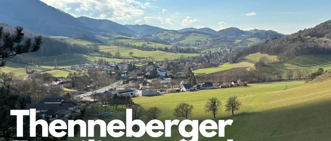 Ein Plakat für Themberger Familienwanderung mit einem malerischen Blick auf grüne Hügel und einen blauen Himmel. Es zeigt das Datum 26.10.25 und erwähnt den Startpunkt um 09:30 am Kirchenplatz Themnberg. Es lädt Familien zu einer jährlichen Wanderung durch das Ortsgebiet Themnberg ein, mit einer geführten Tour von Mostheurigen Reisberg.